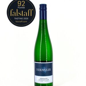 Green wine bottle with blue label 'HERNDLER' on white background; round black-gold Falstaff tasting badge ('92 Punkte', 2026) to the left.