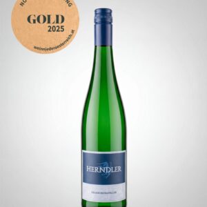 Green glass wine bottle with a blue neck foil and label reading HERNDLER Gelber Muskateller, placed upright against a light gradient background; a circular gold award seal sits to the left reading Gold 2025.